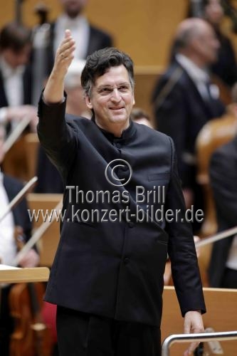 Deutsche Dirigent Michael Sanderling leitet das Luzerner Sinfonieorchester in der Philharmonie Köln (&copy; Thomas Brill)
