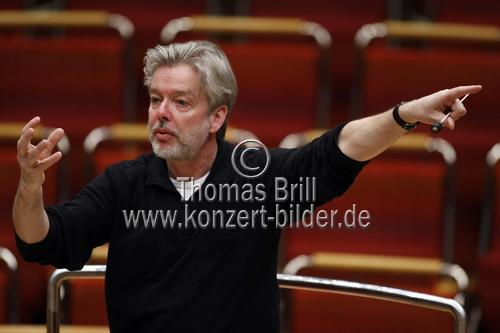 Finnischer Dirigent Jukka-Pekka Saraste leitet das WDR Sinfonieorchester Köln in Begleitung des deutschen Violinisten Frank Peter Zimmermann in der Kölner Philharmonie (&copy; Thomas Brill)
