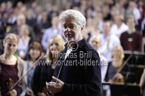 Finnische Dirigent Jukka-Pekka Saraste leitet das WDR Sinfonieorchesters Köln im Hohen Dom zu Köln (© Thomas Brill)