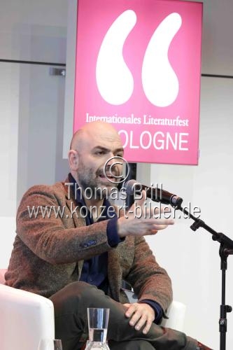 Italienischer Schriftsteller Roberto Saviano und die Journalistin Karen Krüger diskutieren über 