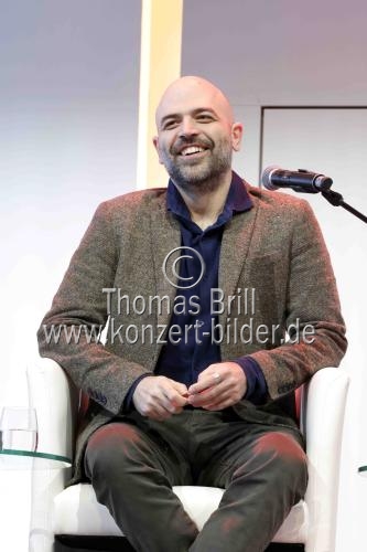 Italienischer Schriftsteller Roberto Saviano und die Journalistin Karen Krüger diskutieren über 