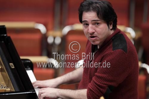 Türkischer Pianist Fazil Say begleitet das Gstaad Festival Orchestra unter der Leitung des amerikanschen Dirigenten Kristjan Järvi in der Philharmonie Köln (&copy; Thomas Brill)