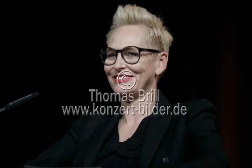 Deutsche Schriftstellerin Charlotte Link und die deutsche Moderatorin Bärbel Schäfer stellen Links neuen Roman 