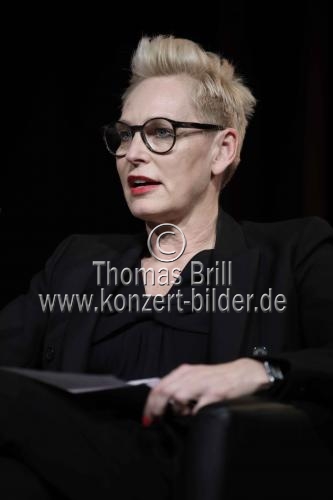 Deutsche Schriftstellerin Charlotte Link und die deutsche Moderatorin Bärbel Schäfer stellen Links neuen Roman 
