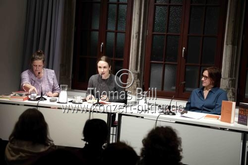 Deutsche Schriftstellerinnen Anne Korth und Barbara Peveling im Gespräch mit der deutschen Politikwissenschaftlerin Simone Scharbert sprechen über das Thema 