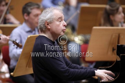 Ungarische Pianist und Dirigent András Schiff leitet das Chamber Orchestra of Europe in der Philharmonie Köln (© Thomas Brill)