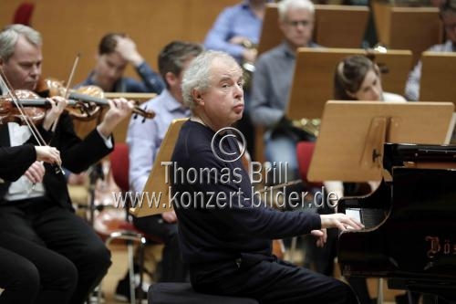 Ungarische Pianist und Dirigent András Schiff leitet das Chamber Orchestra of Europe in der Philharmonie Köln (© Thomas Brill)