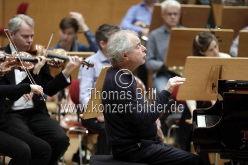 Ungarische Pianist und Dirigent András Schiff leitet das Chamber Orchestra of Europe in der Philharmonie Köln (© Thomas Brill)