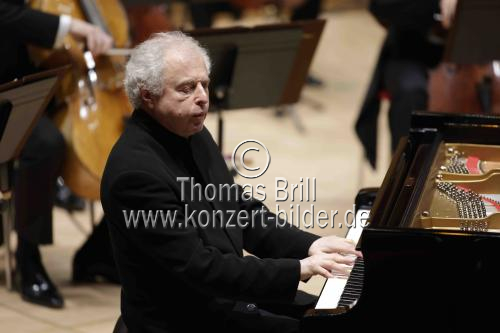 Ungarische Pianist András Schiff gastiert in Begleitung der Sächsische Staatskapelle Dresden unter der Leitung des südkoreanischen Dirigenten Myung-Whun Chung in der Kölner Philharmonie (&copy; Thomas Brill)