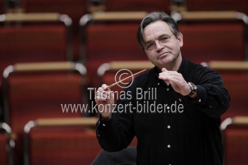 Deutsche Dirigent Ulf Schirmer leitet das Gürzenich Orchester Köln in der Philharmonie Köln (&copy; Thomas Brill)