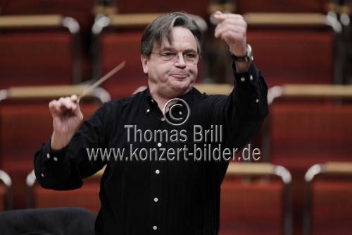 Deutsche Dirigent Ulf Schirmer leitet das Gürzenich Orchester Köln in der Philharmonie Köln (© Thomas Brill)