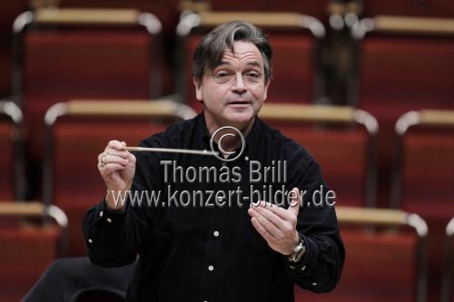 Deutsche Dirigent Ulf Schirmer leitet das Gürzenich Orchester Köln in der Philharmonie Köln (© Thomas Brill)