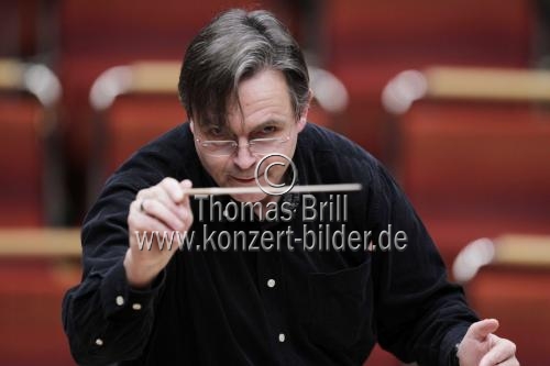 Deutsche Dirigent Ulf Schirmer leitet das Gürzenich Orchester Köln in der Philharmonie Köln (© Thomas Brill)