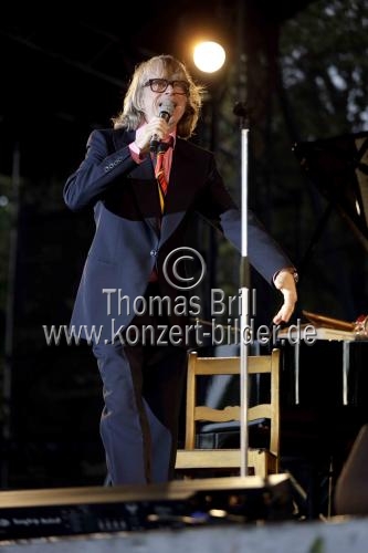 Ruhrpott-Komödiant Helge Schneider gastiert auf seiner Pflaumenmus - Die Tournee zum Pflaumenmus!