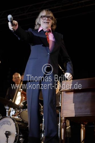 Ruhrpott-Komödiant Helge Schneider gastiert auf seiner Pflaumenmus - Die Tournee zum Pflaumenmus!