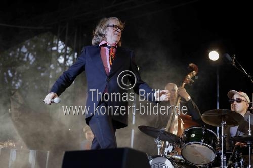 Ruhrpott-Komödiant Helge Schneider gastiert auf seiner Pflaumenmus - Die Tournee zum Pflaumenmus!