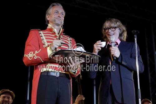 Ruhrpott-Komödiant Helge Schneider gastiert auf seiner Pflaumenmus - Die Tournee zum Pflaumenmus!