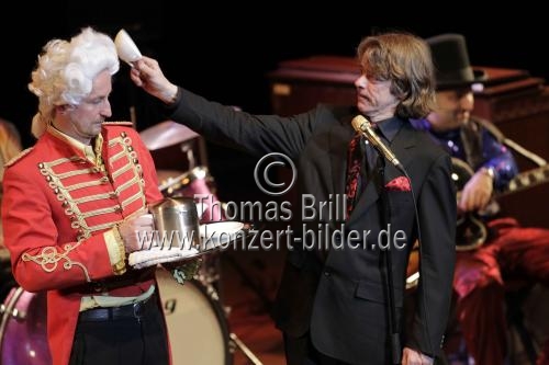 Ruhrpott-Komödiant Helge Schneider gastiert mit seiner Karnevalsshow 