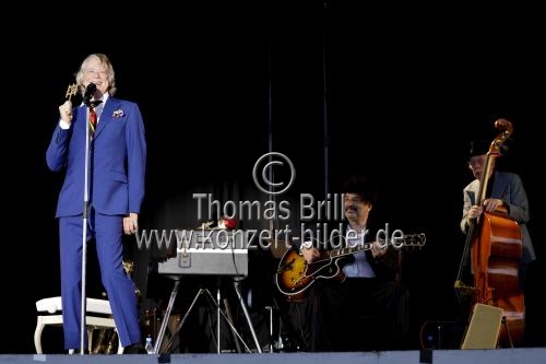 Ruhrpott-Komödiant Helge Schneider gastiert mit seiner Band auf seiner 