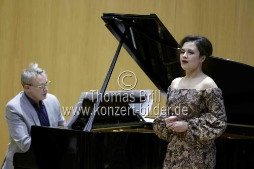 Deutsche Sporanistin Katharina Konradi gastiert in Begleitung des deutschen Pianisten Eric Schneider mit einem „Weihnachtskonzert“ im Rahmen der Konzertreihe 