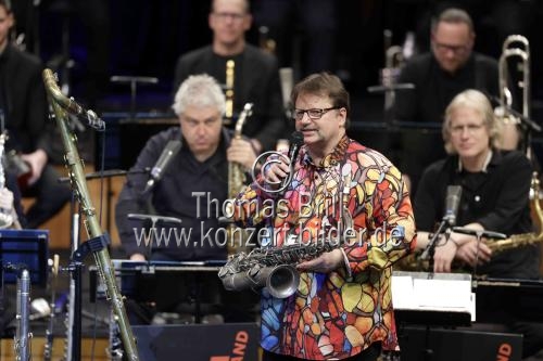 Mitglieder des Bundesjazzorchesters gastiert in Begleitung der WDR Big Band Köln unter der Leitung des deutschen Jazz-Saxophonisten Steffen Schorn und der Moderatorin Jana Forkel in der Kölner Philharmonie (&copy; Thomas Brill)