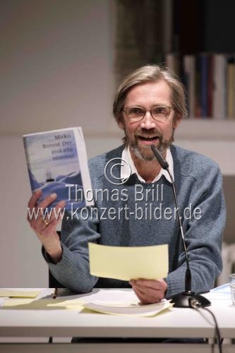 Johannes Schröer (stellvertretender Chefredakteur vom Domradio) moderiert den Abend mit dem deutschen Schriftsteller Mirko Bonné, der aus seinem neuen Roman 