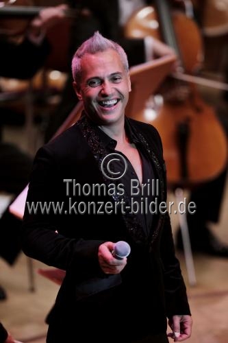 Russische Sopranistin Anna Netrebko gastiert in Begleitung ihres Lebensgefährten, des uruguayischer Bassbariton Erwin Schrott mit dem Gürzenich Orchester Köln unter der Leitung des italienischen Dirigenten Claudio Vandelli in der Philharmonie Köln (© Thomas Brill)