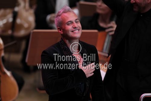 Russische Sopranistin Anna Netrebko gastiert in Begleitung ihres Lebensgefährten, des uruguayischer Bassbariton Erwin Schrott mit dem Gürzenich Orchester Köln unter der Leitung des italienischen Dirigenten Claudio Vandelli in der Philharmonie Köln (© Thomas Brill)