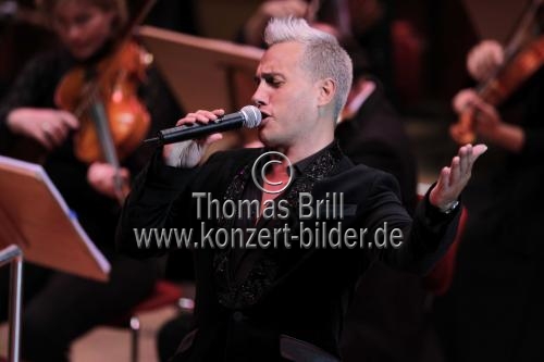 Russische Sopranistin Anna Netrebko gastiert in Begleitung ihres Lebensgefährten, des uruguayischer Bassbariton Erwin Schrott mit dem Gürzenich Orchester Köln unter der Leitung des italienischen Dirigenten Claudio Vandelli in der Philharmonie Köln (© Thomas Brill)
