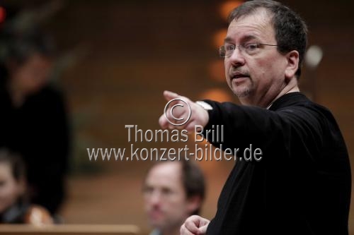 Deutsche Dirigent Reiner Schuhenn leitet den Madrigalchor der Hochschule für Musik und Tanz Köln, Figuralchor Bonn und das Kölner Kammerorchester in der Philharmonie Köln (© Thomas Brill)