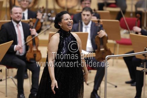 Südafrikanische Sopranistin Golda Schultz gastiert in Begleitung des Gürzenich-Orchester Köln unter der Leitung des italienischen Dirigenten Riccardo Minasi in der Kölner Philharmonie (&copy; Thomas Brill)