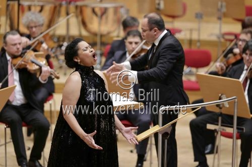 Südafrikanische Sopranistin Golda Schultz gastiert in Begleitung des Gürzenich-Orchester Köln unter der Leitung des italienischen Dirigenten Riccardo Minasi in der Kölner Philharmonie (&copy; Thomas Brill)