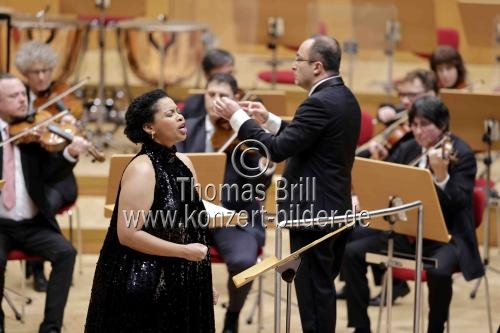 Südafrikanische Sopranistin Golda Schultz gastiert in Begleitung des Gürzenich-Orchester Köln unter der Leitung des italienischen Dirigenten Riccardo Minasi in der Kölner Philharmonie (&copy; Thomas Brill)