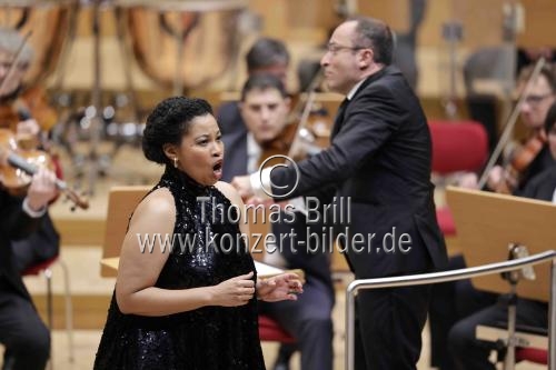 Südafrikanische Sopranistin Golda Schultz gastiert in Begleitung des Gürzenich-Orchester Köln unter der Leitung des italienischen Dirigenten Riccardo Minasi in der Kölner Philharmonie (&copy; Thomas Brill)