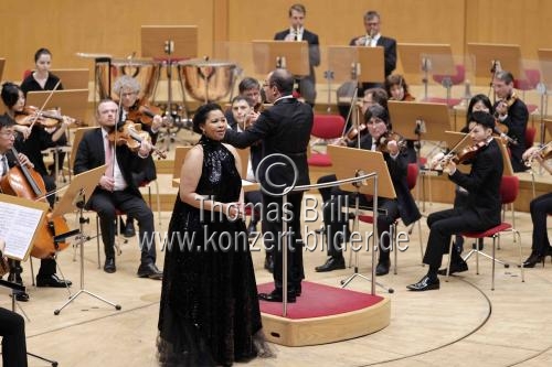Südafrikanische Sopranistin Golda Schultz gastiert in Begleitung des Gürzenich-Orchester Köln unter der Leitung des italienischen Dirigenten Riccardo Minasi in der Kölner Philharmonie (&copy; Thomas Brill)