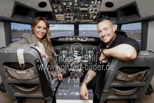 Deutsche Rennfahrerin Cora Schumacher und Modemacher Eric Sindermann heben im neuen Boeing 737 Flugsimulator der Aerotask GmbH in der Motorworld Köln ab (&copy; Thomas Brill)