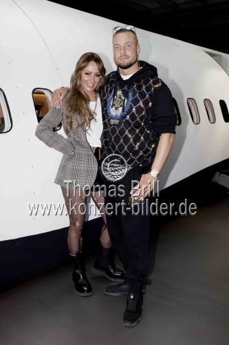 Deutsche Rennfahrerin Cora Schumacher und Modemacher Eric Sindermann heben im neuen Boeing 737 Flugsimulator der Aerotask GmbH in der Motorworld Köln ab (© Thomas Brill)
