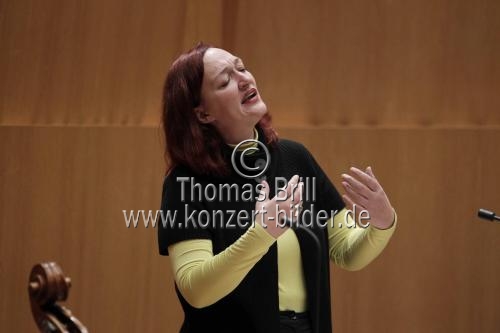 Deutsche Mezzosopranistin Michaela Schuster begleitet das Gürzenich-Orchester Köln unter der Leitung von Markus Stenz in der Philharmonie Köln (© Thomas Brill)