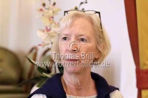 Vorsitzende der Kölner Goethe Gesellschaft Petra Schwarze im Interview bezüglich 30 Jahre Goethe-Gesellschaft in Köln e.V. im Fassbender Café Köln (© Thomas Brill)