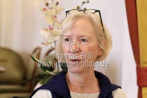 Vorsitzende der Kölner Goethe Gesellschaft Petra Schwarze im Interview bezüglich 30 Jahre Goethe-Gesellschaft in Köln e.V. im Fassbender Café Köln (© Thomas Brill)