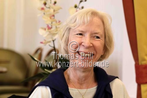Vorsitzende der Kölner Goethe Gesellschaft Petra Schwarze im Interview bezüglich 30 Jahre Goethe-Gesellschaft in Köln e.V. im Fassbender Café Köln (© Thomas Brill)