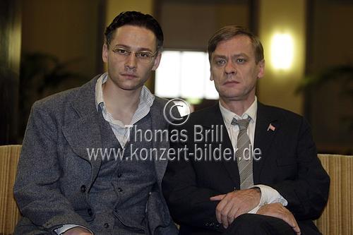 Schauspieler Matthias Schweighöfer und Sylvester Groth am Set von Mein Leben in der Alte Bahndirektion, Köln (© Thomas Brill)