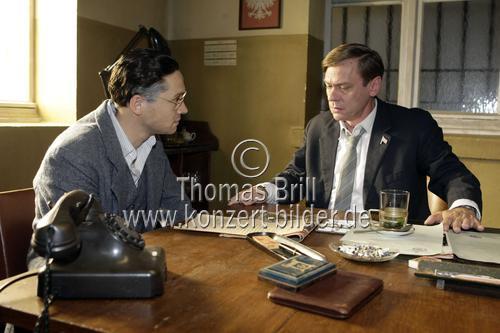 Schauspieler Matthias Schweighöfer und Sylvester Groth am Set von Mein Leben in der Alte Bahndirektion, Köln (© Thomas Brill)