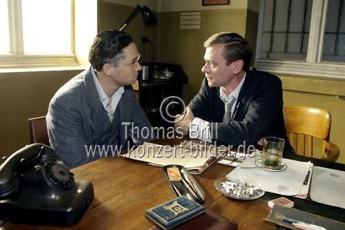 Schauspieler Matthias Schweighöfer und Sylvester Groth am Set von Mein Leben in der Alte Bahndirektion, Köln (© Thomas Brill)