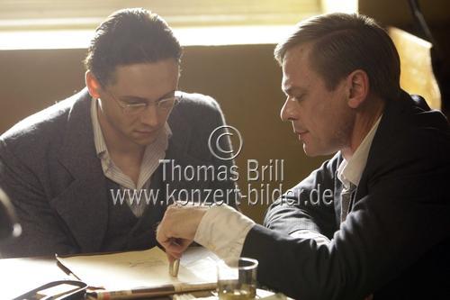 Schauspieler Matthias Schweighöfer und Sylvester Groth am Set von Mein Leben in der Alte Bahndirektion, Köln (© Thomas Brill)
