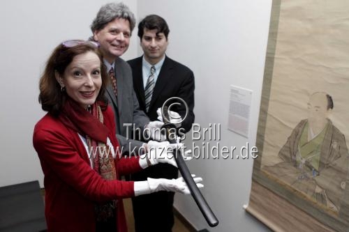 Abraham Raphael übergibt japanisches Schwert an Prof. Dr. Klaus Schneider und Dr. Adele Schlombs im Museum für Ostasiatische Kunst Köln (© Thomas Brill)