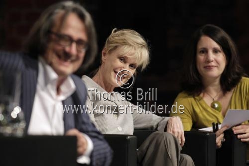 Amerikanische Schriftstellerin Siri Hustvedt und der deutsche Philosoph Gert Scobel diskutieren über „Die gleißende Welt im Rahmen der dritten phil.COLOGNE in den Balloni-Hallen Köln (© Thomas Brill)