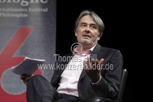 Amerikanische Schriftstellerin Siri Hustvedt und der deutsche Journalist Gert Scobel diskutieren über 