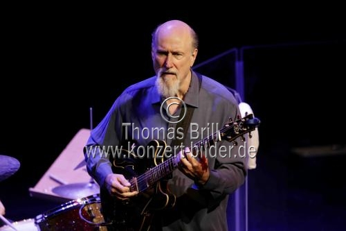 Amerikanische Jazz-Gitarrist John Scofield gastiert in Begleitung von Gerald Clayton, Steve Swallow und Bill Stewart auf seiner 