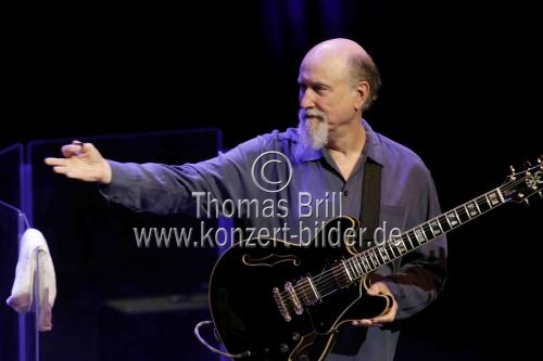 Amerikanische Jazz-Gitarrist John Scofield gastiert in Begleitung von Gerald Clayton, Steve Swallow und Bill Stewart auf seiner 